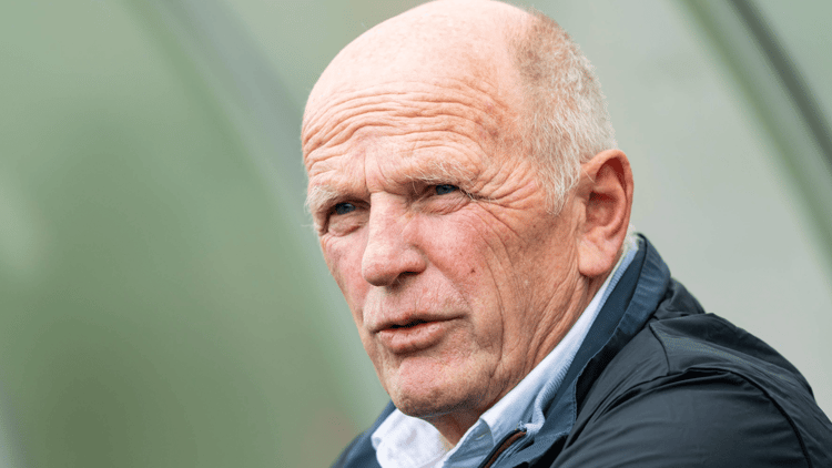 Jan Streuer adviseert Arnold Bruggink over de technische zaken bij FC Twente.