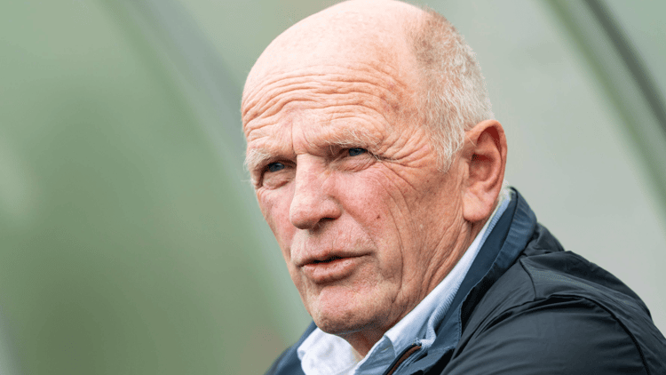 Jan Streuer adviseert Arnold Bruggink over de technische zaken bij FC Twente.