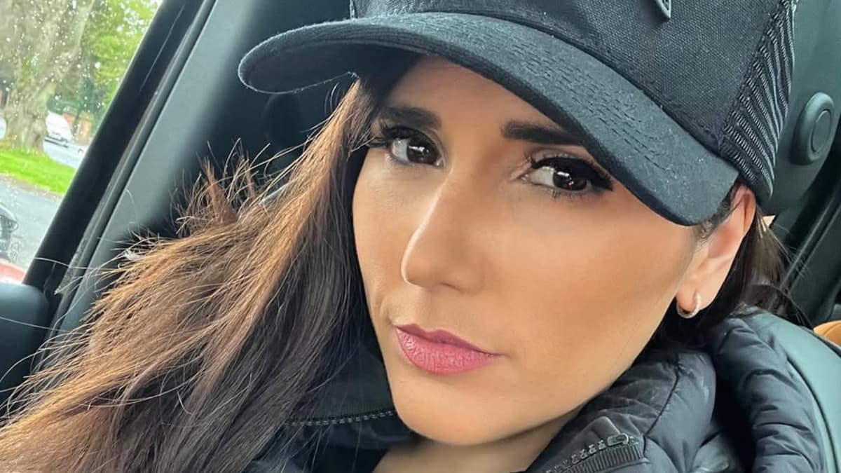 Mandinha Martinez, Emi Martinez's wife