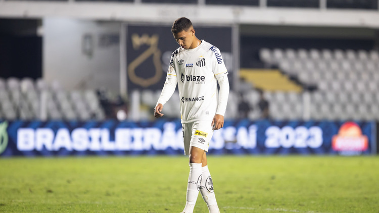 Washington in action for Santos