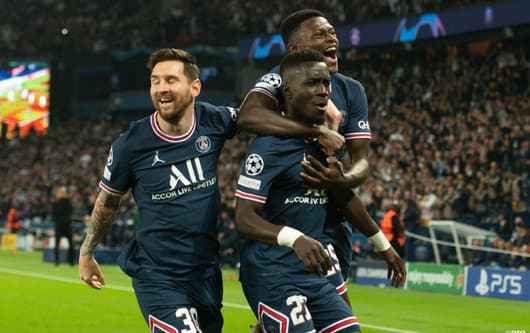 Messi, Gueye and Mendes celebrate during PSG v Manchester City