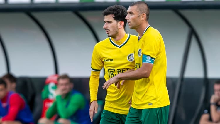 Burak Yilmaz (rechts) samen met zijn teamgenoot Oguzhan Özyakup.
