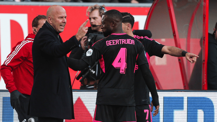 Lutsharel Geertruida samen met coach Arne Slot.