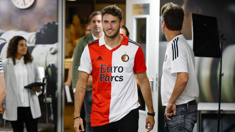 Santiago Giménez tijdens zijn officiele presentatie bij Feyenoord.