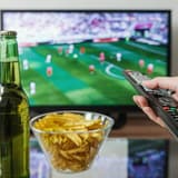 Voetbal op tv, stockfoto