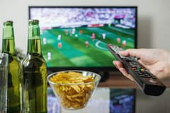 Voetbal op tv, stockfoto