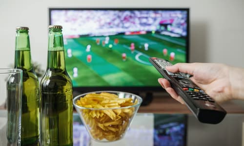 Voetbal op tv, stockfoto