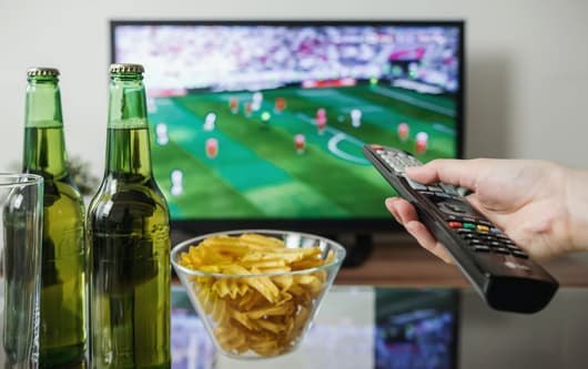 Voetbal op tv, stockfoto