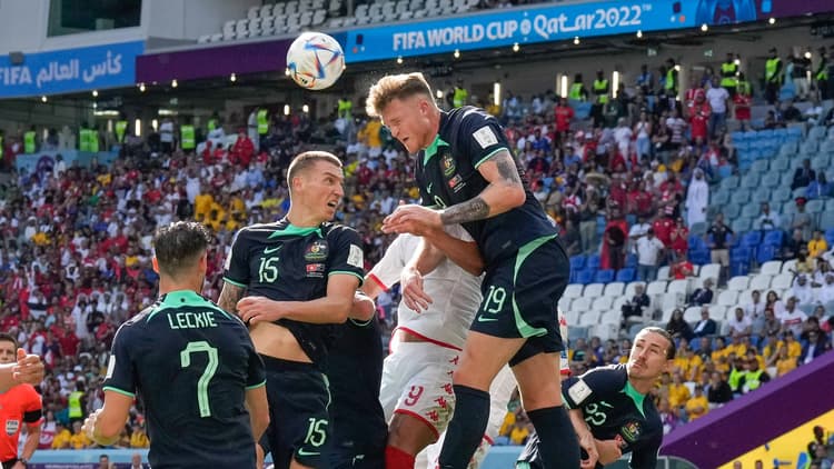 Harry Souttar in actie voor Australië.