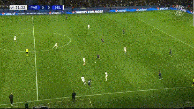 Warren Zaire-Emery v AC Milan.