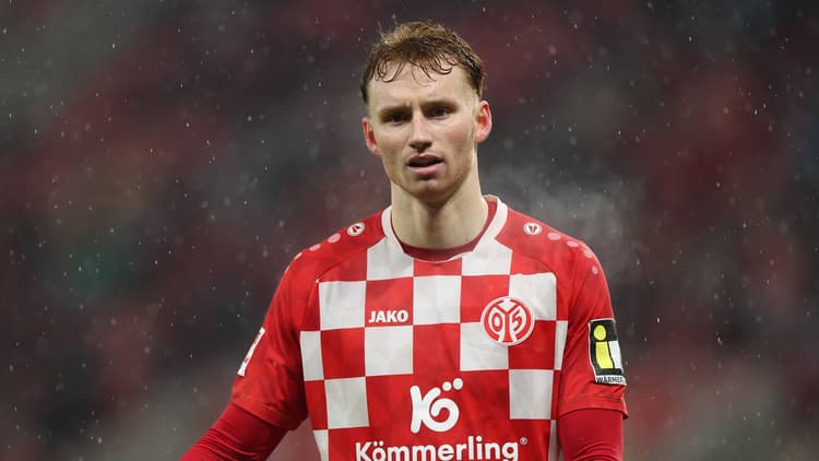 Van den Berg, on loan at Mainz last season, is frustrated.