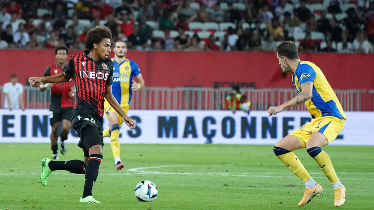 OGC Nice maakte medio 2021 een bedrag van vijftien miljoen euro over aan AZ voor Calvin Stengs.
