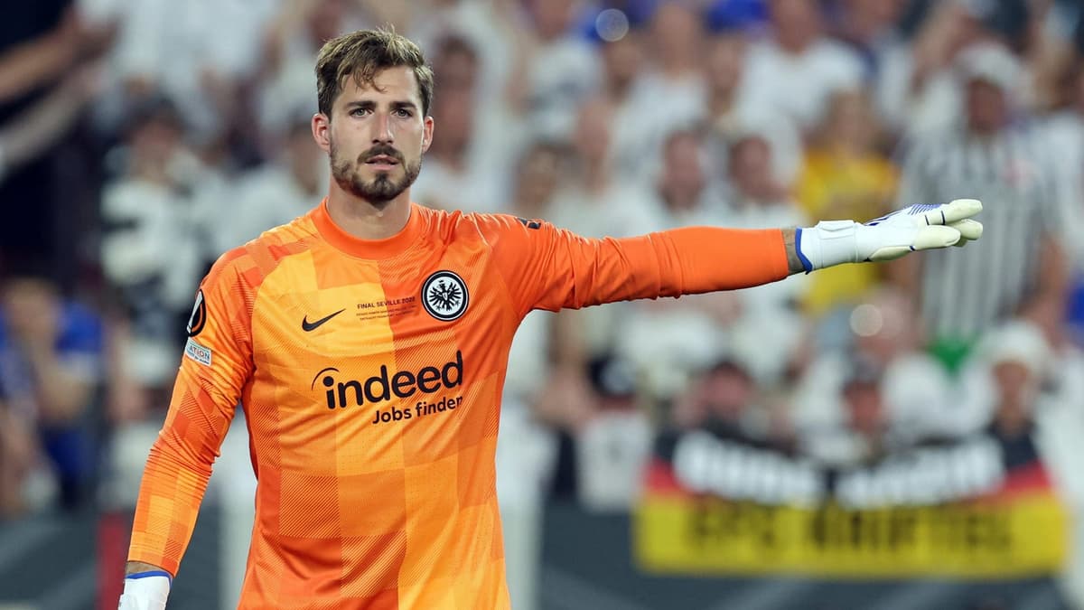 Kevin Trapp in action for Eintracht Frankfurt.