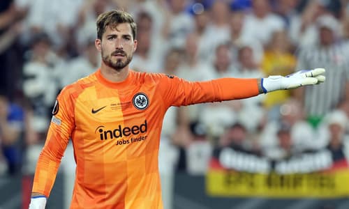 Kevin Trapp in action for Eintracht Frankfurt.