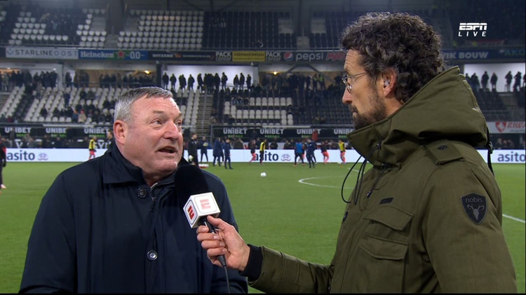 Ron Jans (links) in gesprek met Jan Joost van Gangelen van ESPN. 