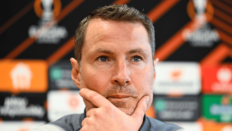 Brian Priske als trainer van Sparta Praag tijdens een persconferentie.