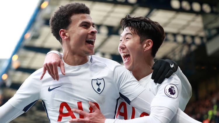 Delle Alli (links) viert een doelpunt met Heung-Min Son in het shirt van Tottenham Hotspur