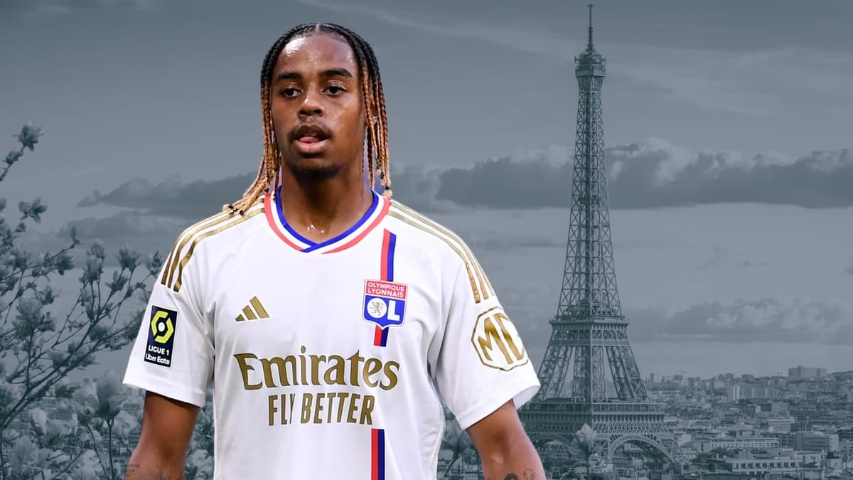Bradley Barcola in front of the Eiffel Tower.
