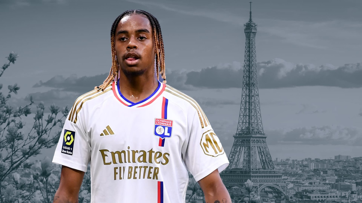 Bradley Barcola in front of the Eiffel Tower.