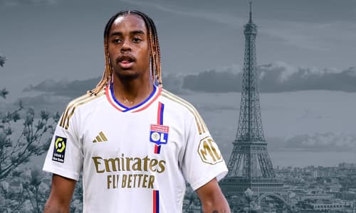 Bradley Barcola in front of the Eiffel Tower.