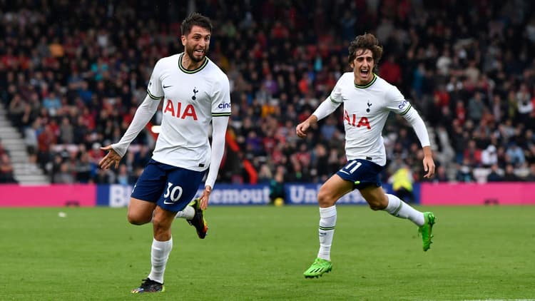 Bryan Gil (rechts) wacht nog altijd op zijn eerste doelpunt voor Tottenham Hotspur.