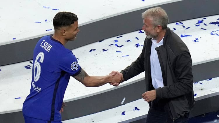 Roman Abramovich with Thiago Silva after Chelsea's Champions League win in 2021