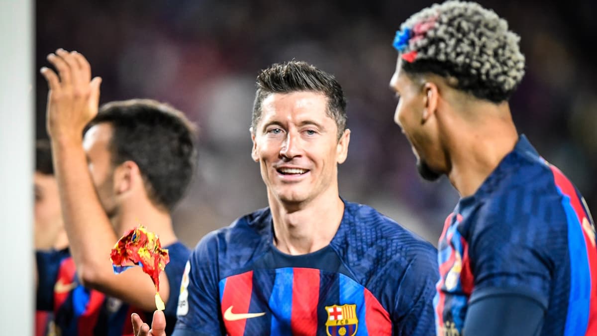 Barcelona's Robert Lewanndowski and Ronald Araujo