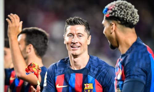 Barcelona's Robert Lewanndowski and Ronald Araujo