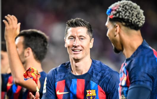 Barcelona's Robert Lewanndowski and Ronald Araujo