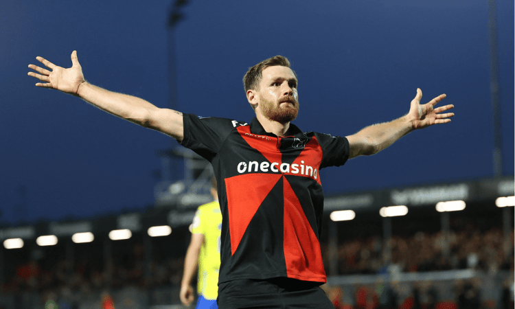 Thomas Robinet na zijn doelpunt tegen RKC Waalwijk.