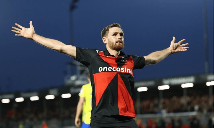 Thomas Robinet na zijn doelpunt tegen RKC Waalwijk.