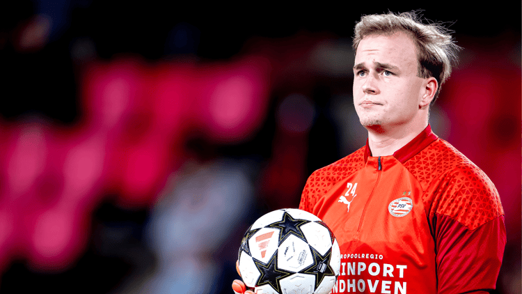 Niek Schiks als reserve voor een duel van PSV