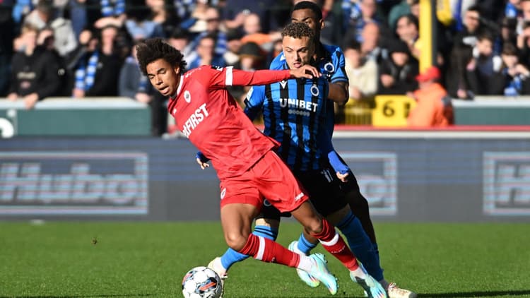 Noa Lang (rechts) in duel met Calvin Stengs.