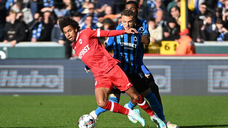 Noa Lang (rechts) in duel met Calvin Stengs.