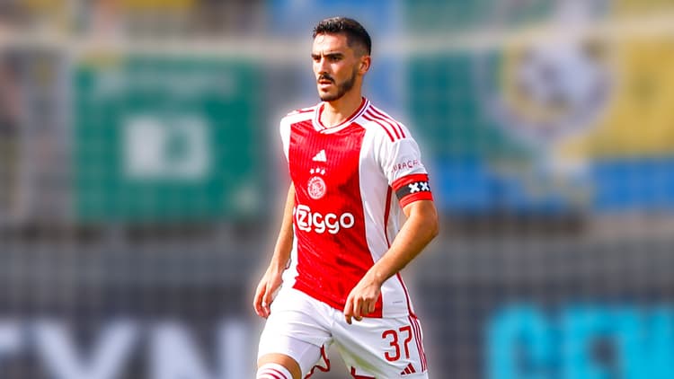 Josip Sutalo als aanvoerder van Ajax.