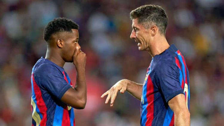 Ansu Fati (links) samen met Robert Lewandowski.