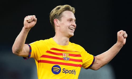 Frenkie de Jong celebrates winning LaLiga with Barcelona