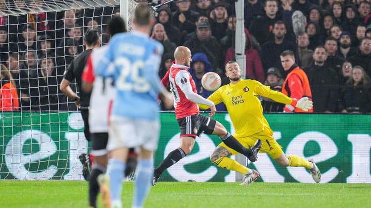 Met een aantal belangrijke reddingen was Justin Bijlow van onschatbare waarde voor Feyenoord tegen Lazio.