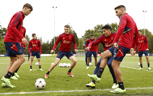 Lorenzo Lucca, Francisco Conceicao, Youri Baas, Owen Wijndal, Edson Alvarez, Ajax, Lisandro Magallan of Ajax