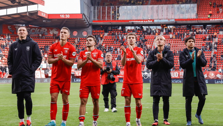 Przemyslaw Tyton (uiterst links) bedankt het publiek met enkele Twente-teamgenoten. 