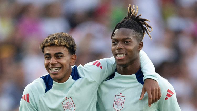 Lamine Yamal (links) en Nico Williams in het shirt van Spanje