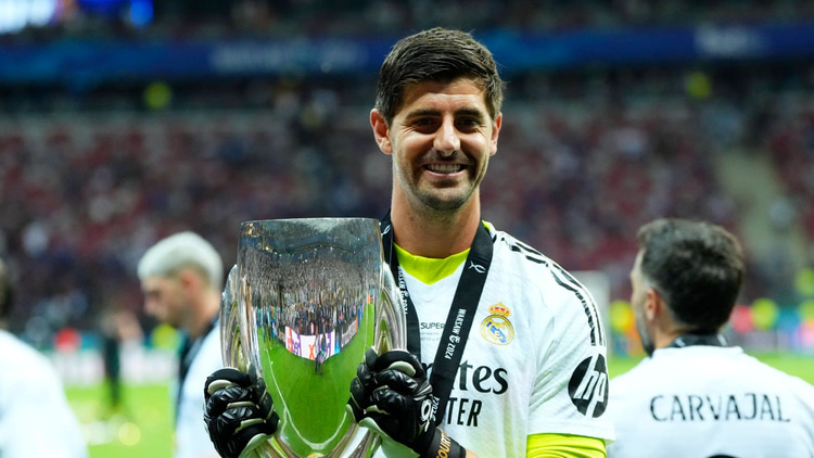 Thibaut Courtois houdt de gewonnen Super Cup vast.