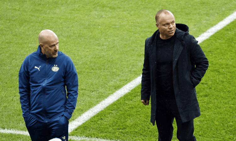 Peter Bosz samen met Earnest Stewart (directeur voetbalzaken PSV)