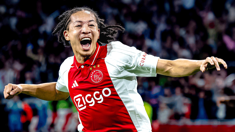 Kian Fitz-Jim juicht na een doelpunt. 