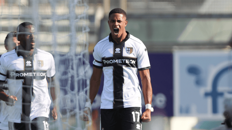 Jayden Oosterwolde in het shirt van Parma.