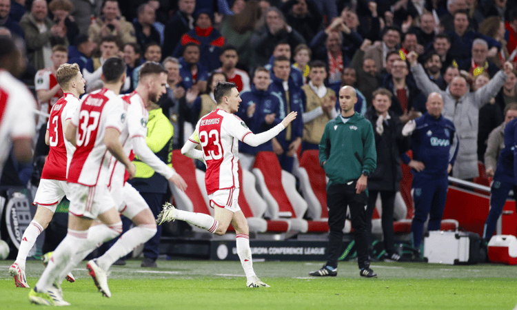 Steven Berghuis redde met een fraai doelpunt een punt voor Ajax tegen Bodö/Glimt, maar kreeg na afloop kritiek op zijn spel.