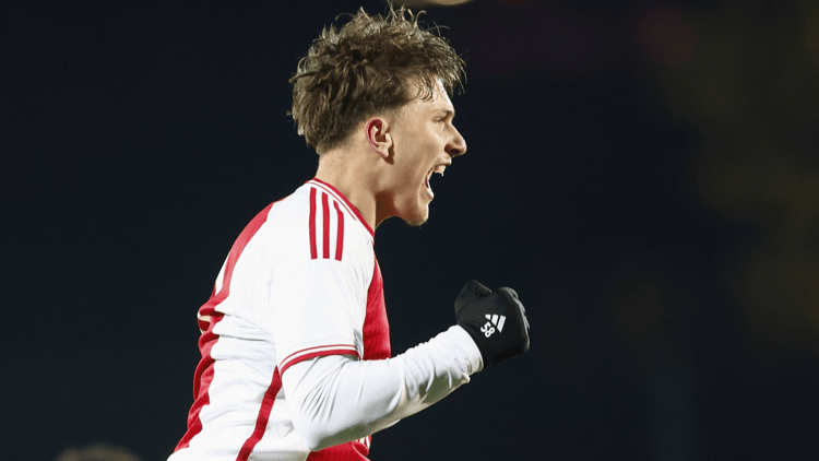 Mika Godts in het shirt van Ajax.