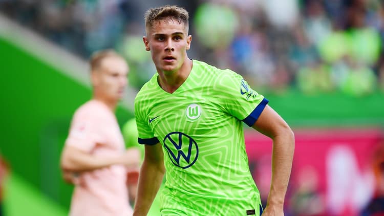Micky van de Ven in het tenue van VfL Wolfsburg.