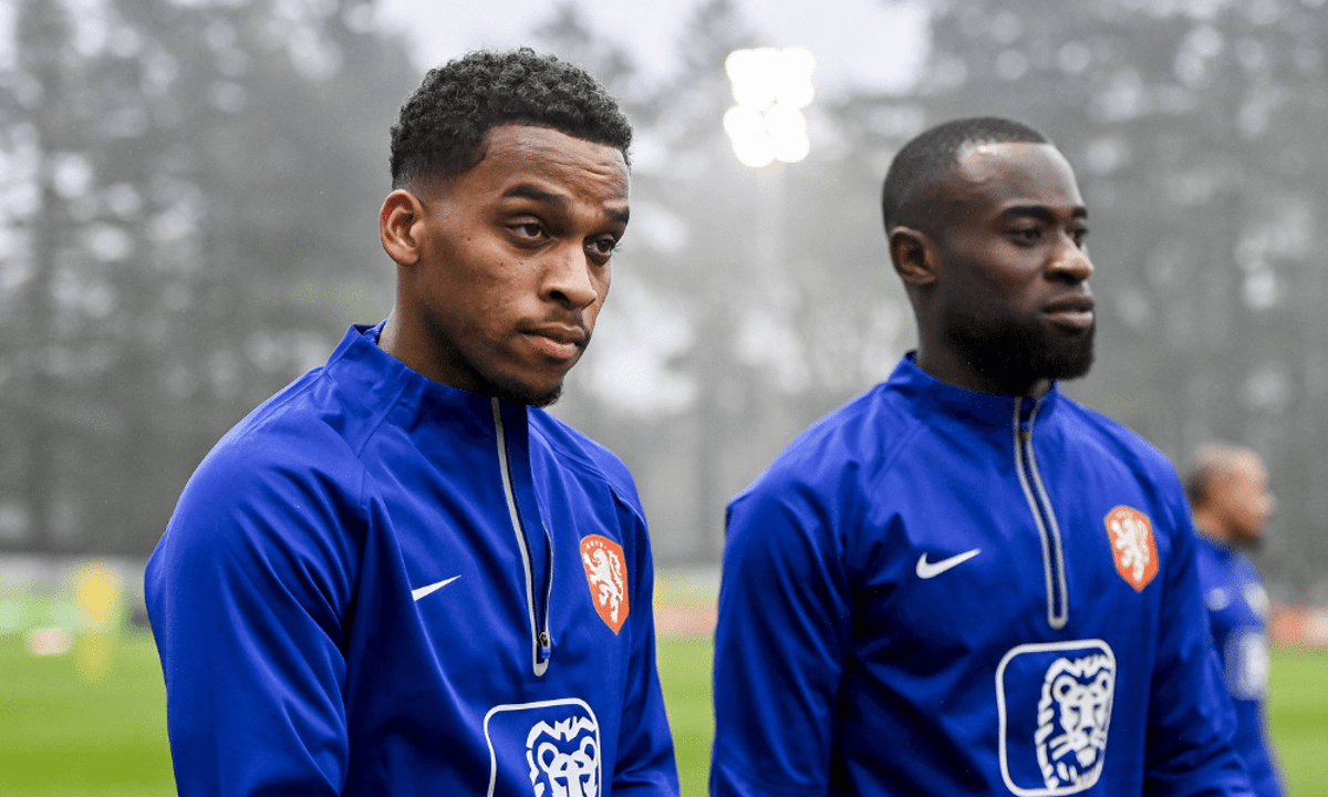 Jurrien Timber en Lutsharel Geertruida op een training van het Nederlands elftal