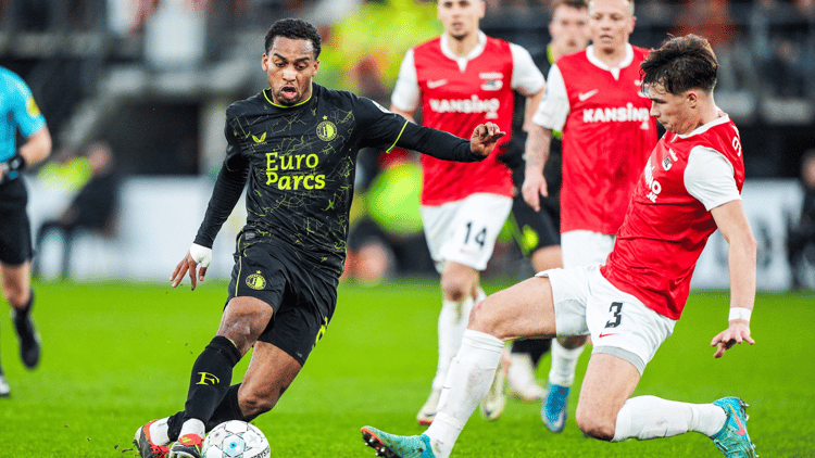 Quinten Timber (links) in duel met Wouter Goes (AZ).